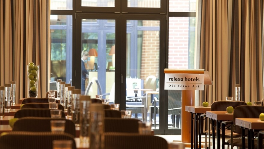 Tagungsraum Berlin I&II parlamentarische Sitzordnung relexa hotel Berlin - Tagungsraum Berlin I&II parlamentarische Sitzordnung